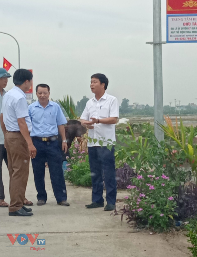 Chủ tịch UBND huyện Lý Nhân Nguyễn Thành Thăng (bìa phải), đi kiểm tra tình hình phát triển kinh tế xã hội tại địa phương.jpg