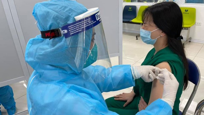 Những mũi tiêm vaccine Covid-19 đầu tiên ở Bệnh viện nhiệt đới Trung Ương - Ảnh 1.