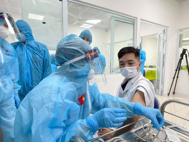 Những mũi tiêm vaccine Covid-19 đầu tiên ở Bệnh viện nhiệt đới Trung Ương - Ảnh 2.