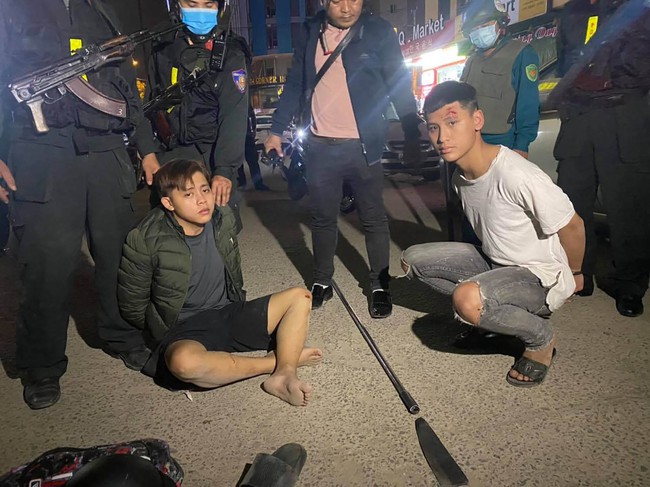 Đà Nẵng: Nổ súng truy bắt nhóm học sinh mang hung khí chém nhau - Ảnh 1.