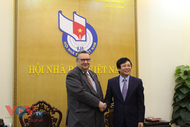 Đại sứ đặc mệnh toàn quyền Phần Lan tại Việt Nam tặng sách cho nhà báo Phan Quang - Ảnh 1.