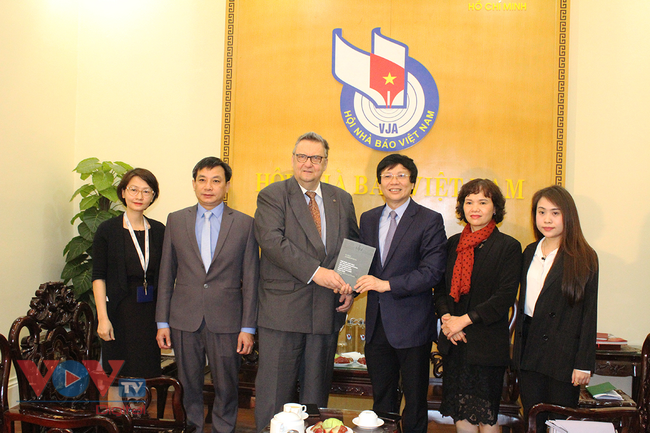 Đại sứ đặc mệnh toàn quyền Phần Lan tại Việt Nam tặng sách cho nhà báo Phan Quang - Ảnh 5.