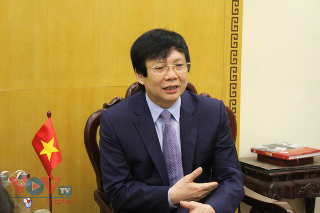 Đại sứ đặc mệnh toàn quyền Phần Lan tại Việt Nam tặng sách cho nhà báo Phan Quang - Ảnh 6.