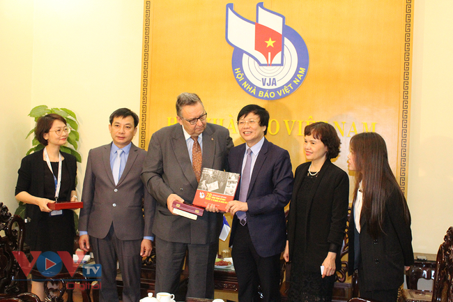 Đại sứ đặc mệnh toàn quyền Phần Lan tại Việt Nam tặng sách cho nhà báo Phan Quang - Ảnh 7.