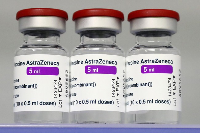 EU: 'Không có bằng chứng' để hạn chế tiêm chủng vaccine AstraZeneca - Ảnh 1.