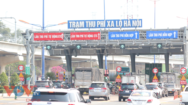 TPHCM: Xa lộ Hà Nội ùn ứ xe cộ trong ngày đầu thu phí BOT trở lại - Ảnh 1.
