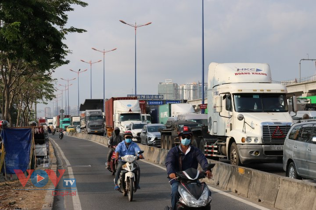 TPHCM: Xa lộ Hà Nội ùn ứ xe cộ trong ngày đầu thu phí BOT trở lại - Ảnh 2.