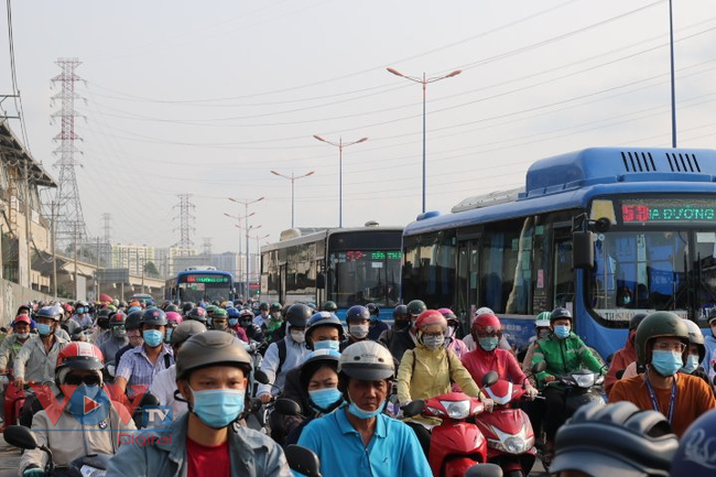 TPHCM: Xa lộ Hà Nội ùn ứ xe cộ trong ngày đầu thu phí BOT trở lại - Ảnh 3.