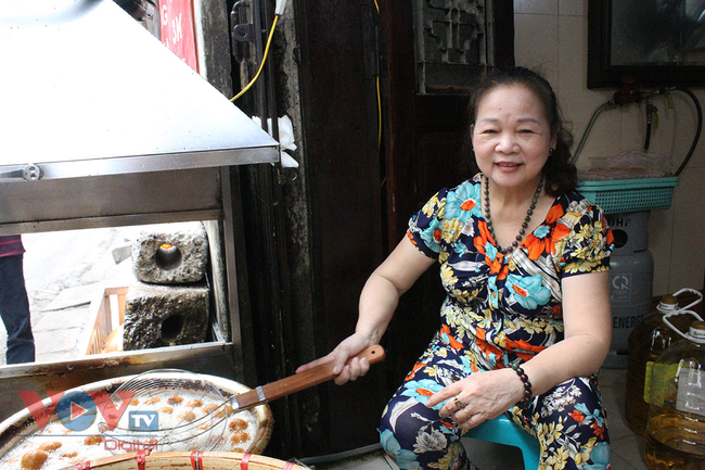 Người phụ nữ hơn 30 năm gắn bó với nghề làm bánh rán, mỗi ngày 10.000 chiếc - Ảnh 2.