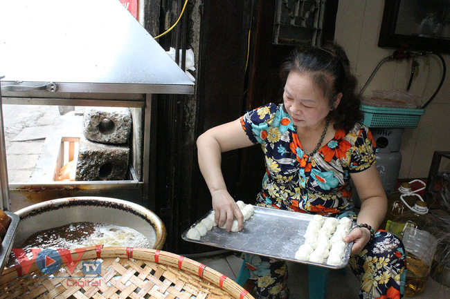 Người phụ nữ hơn 30 năm gắn bó với nghề làm bánh rán, mỗi ngày 10.000 chiếc - Ảnh 7.