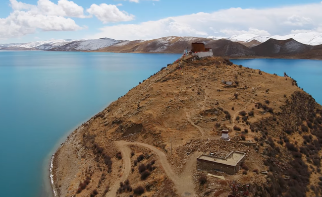 Ngôi chùa bí ẩn nằm giữa hồ Thánh, chỉ có 1 nhà sư ở Tây Tạng - Ảnh 7.