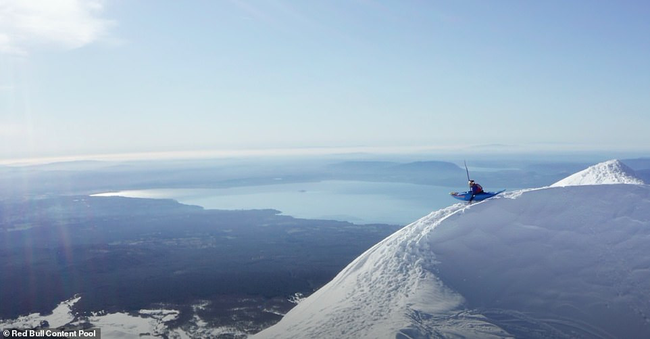 Thật khó tin: Trượt tuyết, băng rừng bằng... thuyền Kayak - Ảnh 2.
