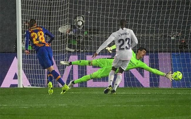 Kết quả Real 2-1 Barca: Messi câm lặng, Real leo lên đầu bảng - Ảnh 3.