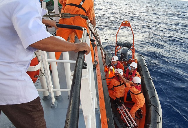 Đà Nẵng: Cứu nạn 1 ngư dân bị tai nạn lao động trên biển - Ảnh 2.