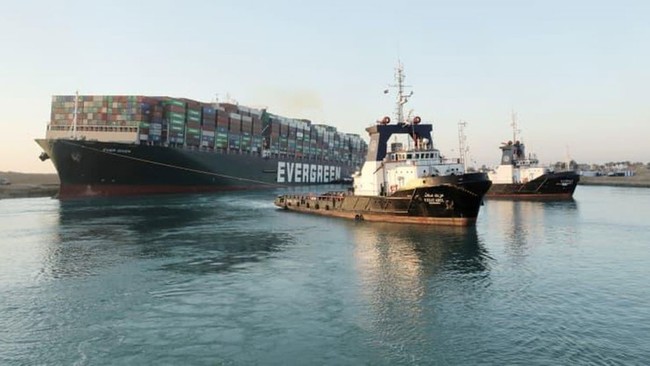 Tàu Ever Given bị cấm rời kênh đào Suez - Ảnh 1.