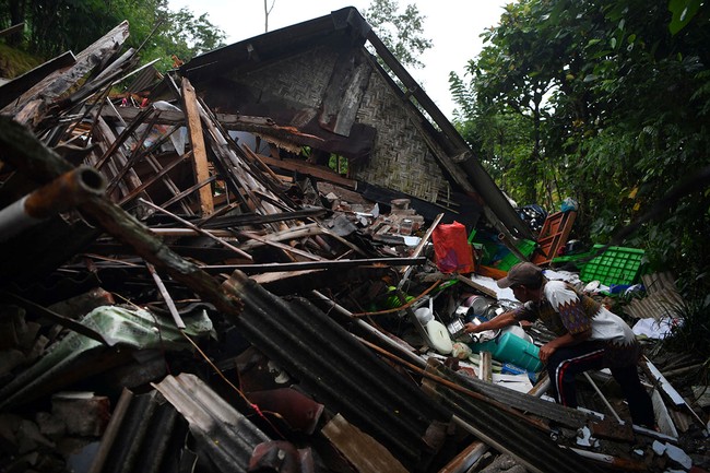 Indonesia ứng phó khẩn cấp với thảm họa động đất khiến 8 người chết - Ảnh 1.