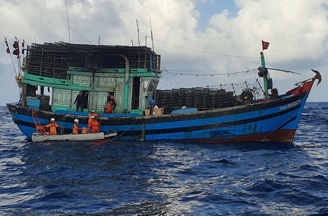 Đà Nẵng: Cứu nạn 1 ngư dân bị tai nạn lao động trên biển - Ảnh 1.