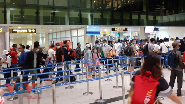 Cảng hàng không quốc tế Tân Sơn Nhất lưu ý hành khách khi đi máy bay - Ảnh 1.