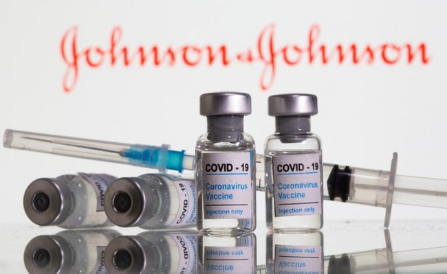 CDC Mỹ đề nghị kéo dài thời gian tạm dừng sử dụng vaccine Johnson & Johnson - Ảnh 1.