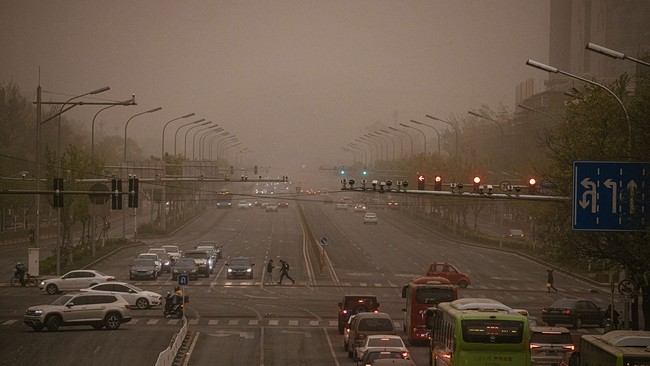 Chùm ảnh bão cát bủa vây thành phố Bắc Kinh, Trung Quốc  - Ảnh 2.