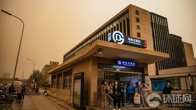 Chùm ảnh bão cát bủa vây thành phố Bắc Kinh, Trung Quốc  - Ảnh 11.
