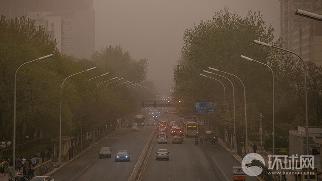 Chùm ảnh bão cát bủa vây thành phố Bắc Kinh, Trung Quốc  - Ảnh 1.