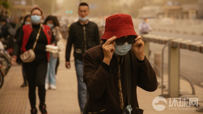Chùm ảnh bão cát bủa vây thành phố Bắc Kinh, Trung Quốc  - Ảnh 3.