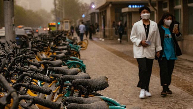Chùm ảnh bão cát bủa vây thành phố Bắc Kinh, Trung Quốc  - Ảnh 9.