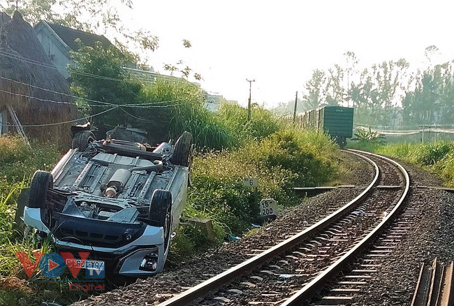 vov_ Hiện trường vụ tai nạn đường sắt làm 3 người thương vong tại huyện Bình Sơn.jpg