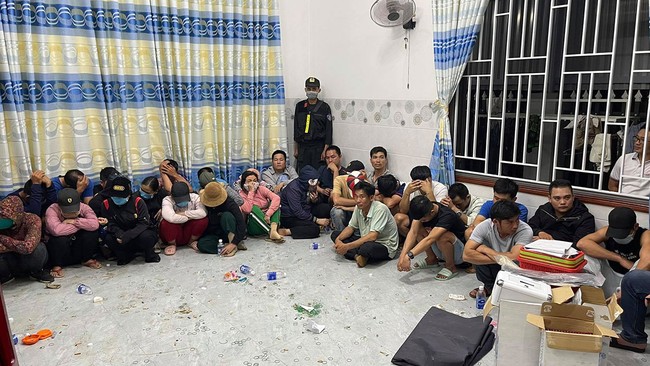 Đắk Lắk: Tham đánh bạc quy mô lớn, 35 người bị khởi tố - Ảnh 1.