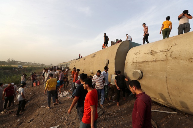 Lại lật tàu hỏa thảm khốc tại Ai Cập, ít nhất 11 người thiệt mạng - Ảnh 1.
