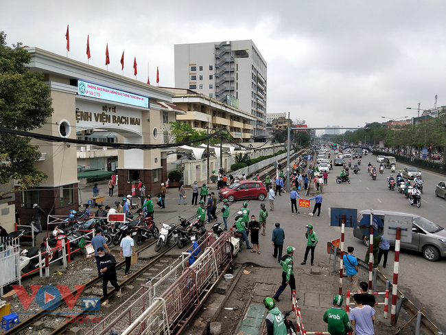Hà Nội: Nhiều cổng bệnh viện bị lấn chiếm - Ảnh 8.