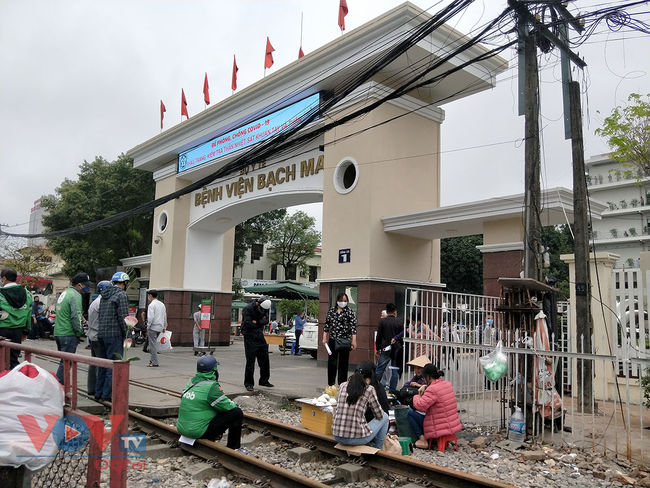 Hà Nội: Nhiều cổng bệnh viện bị lấn chiếm - Ảnh 10.