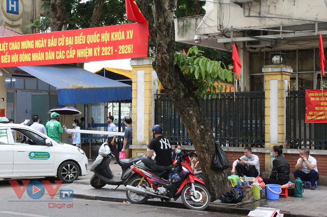 Hà Nội: Nhiều cổng bệnh viện bị lấn chiếm - Ảnh 17.