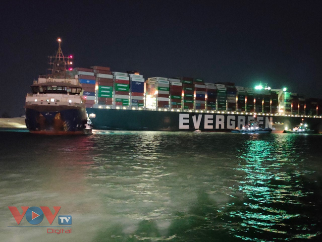 Tàu EverGreen vẫn mắc kẹt chưa thể thả nổi - Ảnh Tuấn Nguyễn.jpg