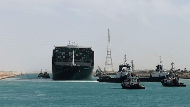 Vụ tàu mắc kẹt ở kênh đào Suez: Hàng trăm tàu lưu thông trở lại - Ảnh 1.