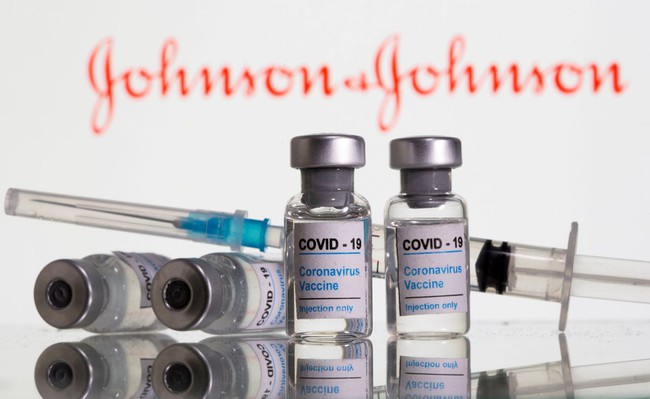 Mỹ xem xét nguy cơ tiềm ẩn tác dụng phụ từ vaccine của Johnson & Johnson - Ảnh 1.