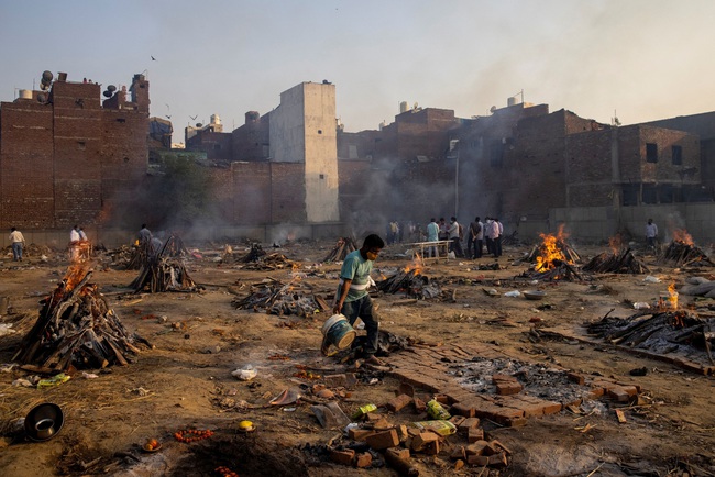 Ấn Độ: Lò hỏa thiêu quá tải, phải lập bãi thiêu tạm thời ngay cạnh khu dân cư - Ảnh 4.