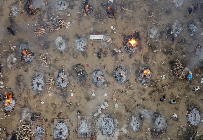 Ấn Độ: Lò hỏa thiêu quá tải, phải lập bãi thiêu tạm thời ngay cạnh khu dân cư - Ảnh 3.