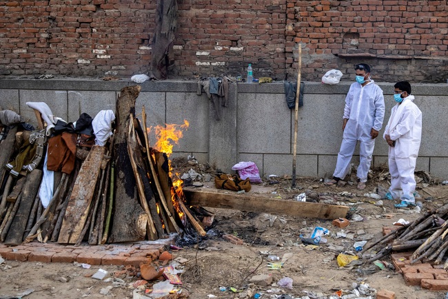 Ấn Độ: Lò hỏa thiêu quá tải, phải lập bãi thiêu tạm thời ngay cạnh khu dân cư - Ảnh 2.