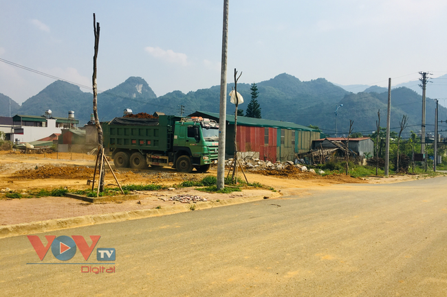 Xe tải chở đất có ngọn vô tư hoạt động giữa TP Lai Châu - Ảnh 3.