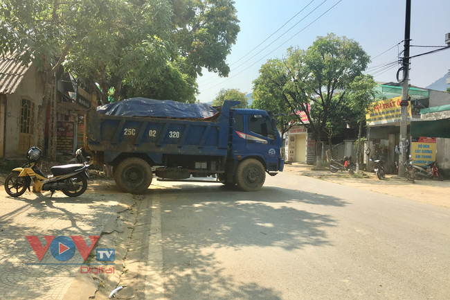 Xe tải chở đất có ngọn vô tư hoạt động giữa TP Lai Châu - Ảnh 4.
