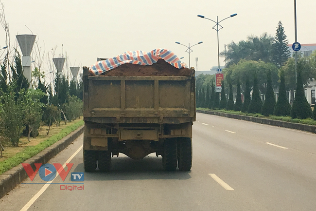 Xe tải chở đất có ngọn vô tư hoạt động giữa TP Lai Châu - Ảnh 6.