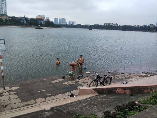 Người dân Thủ đô bơi lội ở bãi tắm tự phát bất chấp biểm cấm - Ảnh 13.