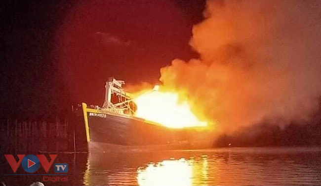 2 tàu các cháy rụi trong đêm ở Bà Rịa - Vũng Tàu.jpg