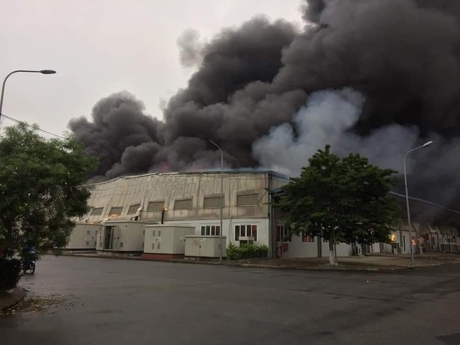 Hải Dương: Cháy lớn tại Công ty TNHH Doosan - Ảnh 1.