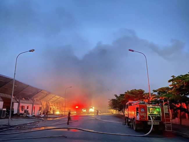 Hải Dương: Cháy lớn tại Công ty TNHH Doosan - Ảnh 3.
