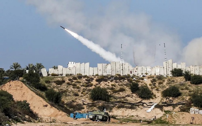 Israel: Ít nhất 40 quả tên lửa bắn từ Gaza về lãnh thổ nước này - Ảnh 1.