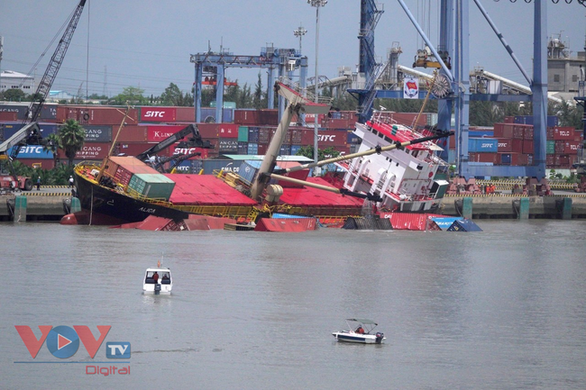 TPHCM đang cứu hộ tàu hàng nước ngoài lật nghiêng, nhiều container rơi xuống sông - Ảnh 1.