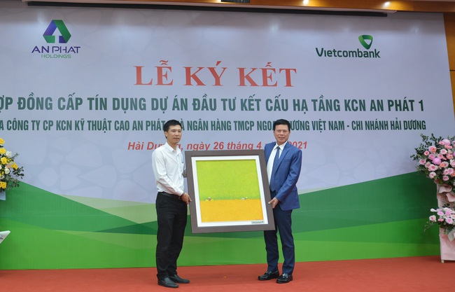 Vietcombank Hải Dương ký kết hợp đồng cấp tín dụng 1.200 tỷ đồng với Công ty CP KCN kỹ thuật cao An Phát 1 - Ảnh 4.